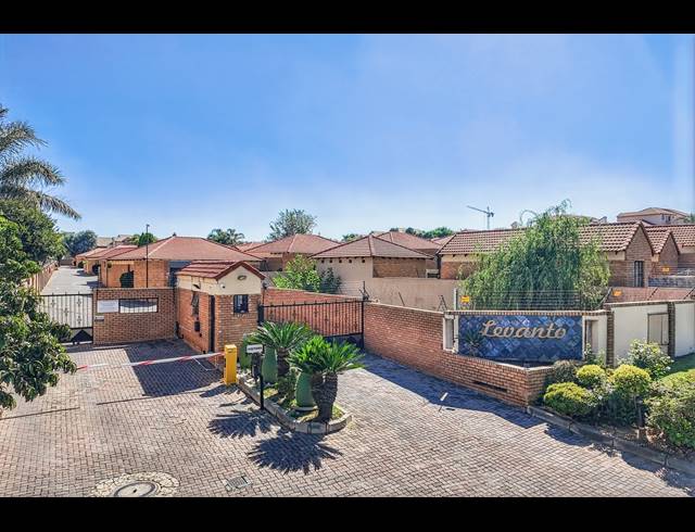 2 BEDROOM TOWNHOUSE FOR SALE IN HALFWAY GARDENS